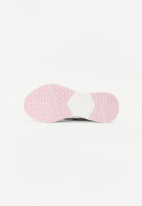 Semelle de chaussure avec un design en caoutchouc rose texturé, comportant une semelle intermédiaire blanche et un motif en zigzag pour l'adhérence.