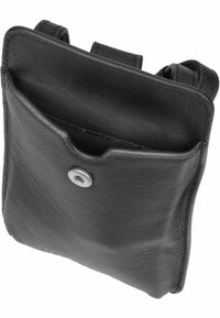 Funda de cuero negro con textura suave, que cuenta con un cierre a presión y un bolsillo frontal abierto. Forma rectangular simple con bordes redondeados.