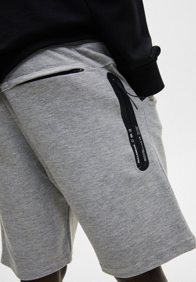 Herren Trainingsanzüge | PULL&BEAR BERMUDA JOGGERS WITH DRAWSTRING Jogginghose light grey/hellgrau - WU04262 Herren Trainingsanzüge | PULL&BEAR BERMUDA JOGGERS WITH DRAWSTRING Jogginghose light grey/hellgrau - WU04262