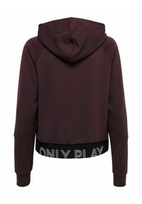 Zkrácená vínová mikina s kapucí, která má černý pas s textem "ONLY PLAY" a dlouhé rukávy s raglánovými švy.