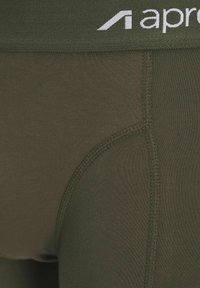 Olivgrüne Herren-Boxershorts aus weichem Material mit einem elastischen Bund, der einen weißen Logo-Schriftzug trägt. Glatte Textur mit verstärkten Nähten und unterstützendem Schnitt.