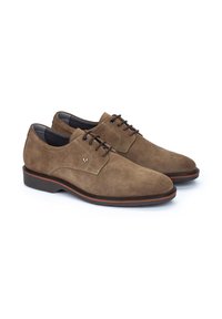 Chaussures habillées en daim marron avec une texture lisse, bout rond, design lacé, semelle noire contrastante et détail de couture subtil.