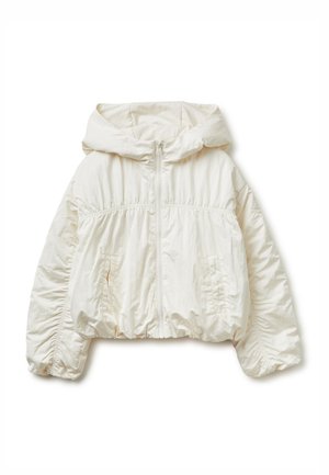 Weiße, kurze Steppjacke mit Frontreißverschluss, elastischen Bündchen, zwei Fronttaschen und angesetzter Kapuze, flach auf weißem Hintergrund liegend.