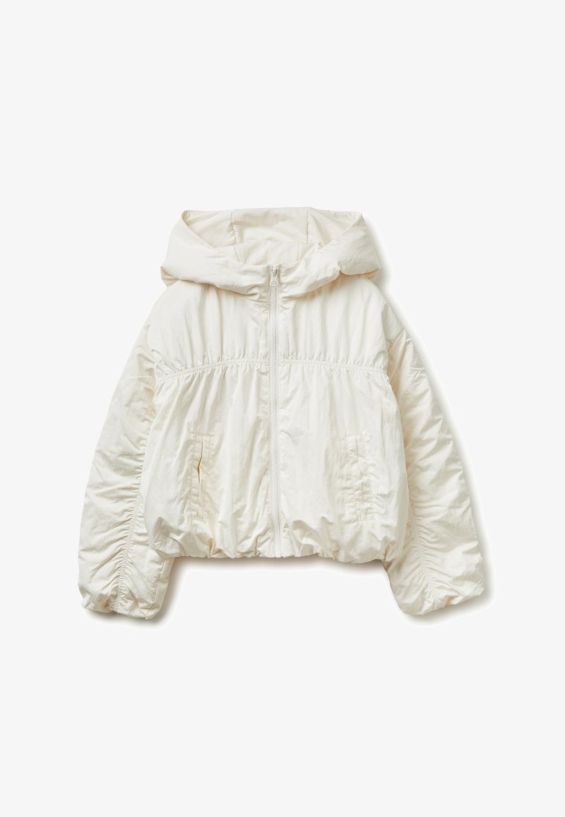 Witte cropped donzen jas met voorrits, elastische manchetten, twee voorzakken en een capuchon, plat gelegd op een witte achtergrond.