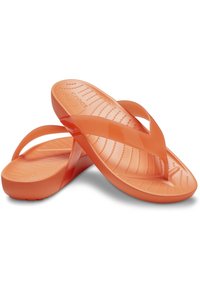 Pomarańczowe klapki o błyszczącej powierzchni, z wyściółką amortyzującą, elastycznymi paskami i teksturowanymi podeszwami dla lepszej przyczepności.