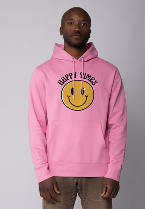 Rosa Kapuzenpullover mit einem großen gelben Smiley-Gesicht und dem Text "HAPPY TIMES" darüber. Hat eine Kängurutasche und eine verstellbare Kapuze.