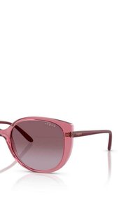 Occhiali da sole oversize rosa con lenti sfumate, montatura spessa e logo dorato sulla tempia. Texture liscia con bordi arrotondati.