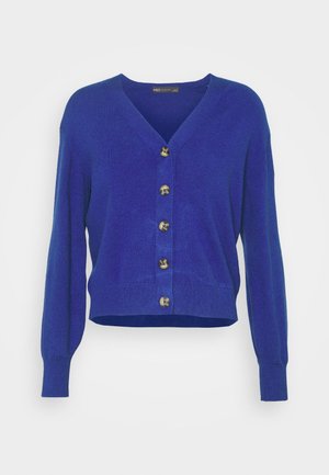 Cardigan bleu col en V avec manches longues, poignets et ourlet côtelés, et cinq boutons marron à l'avant.