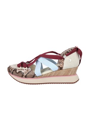 Zapatilla de cuña con estampado de piel de serpiente, tacón de ante beige, tiras elásticas azul pastel y cordones de tela burdeos en suela texturizada.