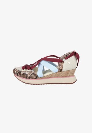 Zapatilla de cuña con estampado de piel de serpiente, tacón de ante beige, tiras elásticas azul pastel y cordones de tela burdeos en suela texturizada.