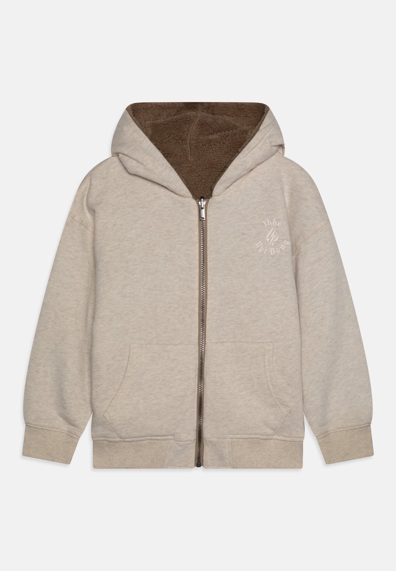 Felpa con zip beige con fodera in pile marrone, tasche frontali e logo ricamato sul petto. Presenta polsini e orlo a coste.
