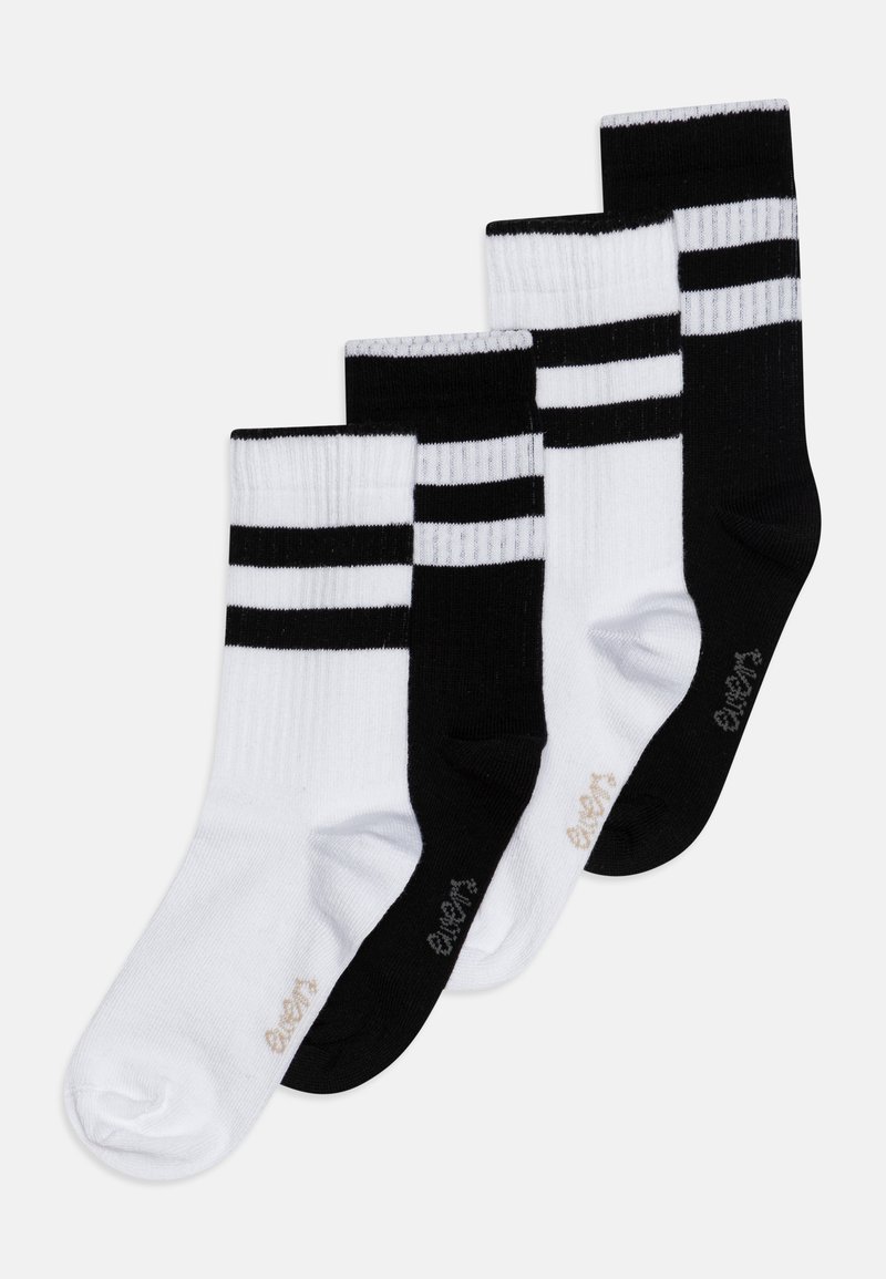 Pakke med fire sportsstrømper: to hvide med sorte striber, to sorte med hvide striber. Ribbet tekstur, ankelhøjde, logo på anklen.