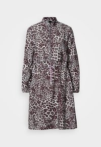 Παλτό με σχέδιο λεοπάρ, ψηλό γιακά, κλείσιμο με φερμουάρ και ελαστικό κορδόνι στη μέση. Κατασκευασμένο από μαλακό ύφασμα με μακριά μανίκια και μήκος μέχρι τη μέση.