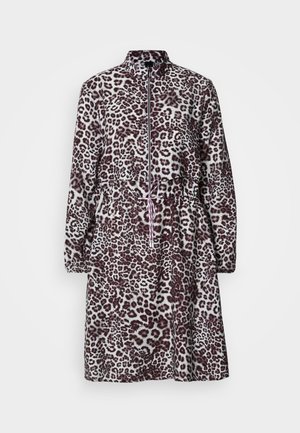 Manteau imprimé léopard avec un col montant, une fermeture éclair et une taille ajustable avec cordon élastique. Confectionné en tissu doux, avec des manches longues et une coupe mi-longue.