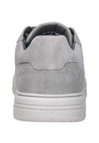 Grijze suède sneaker met een ronde hiel, witte rubberen zool en een gladde textuur. Heeft gestikte accenten en een licht gewatteerde kraag.