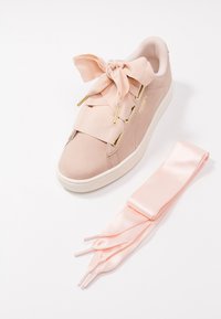 Baskets Puma en daim rose doux avec lacets en ruban satin et garnitures dorées. Comprend une paire supplémentaire de lacets en satin assortis.