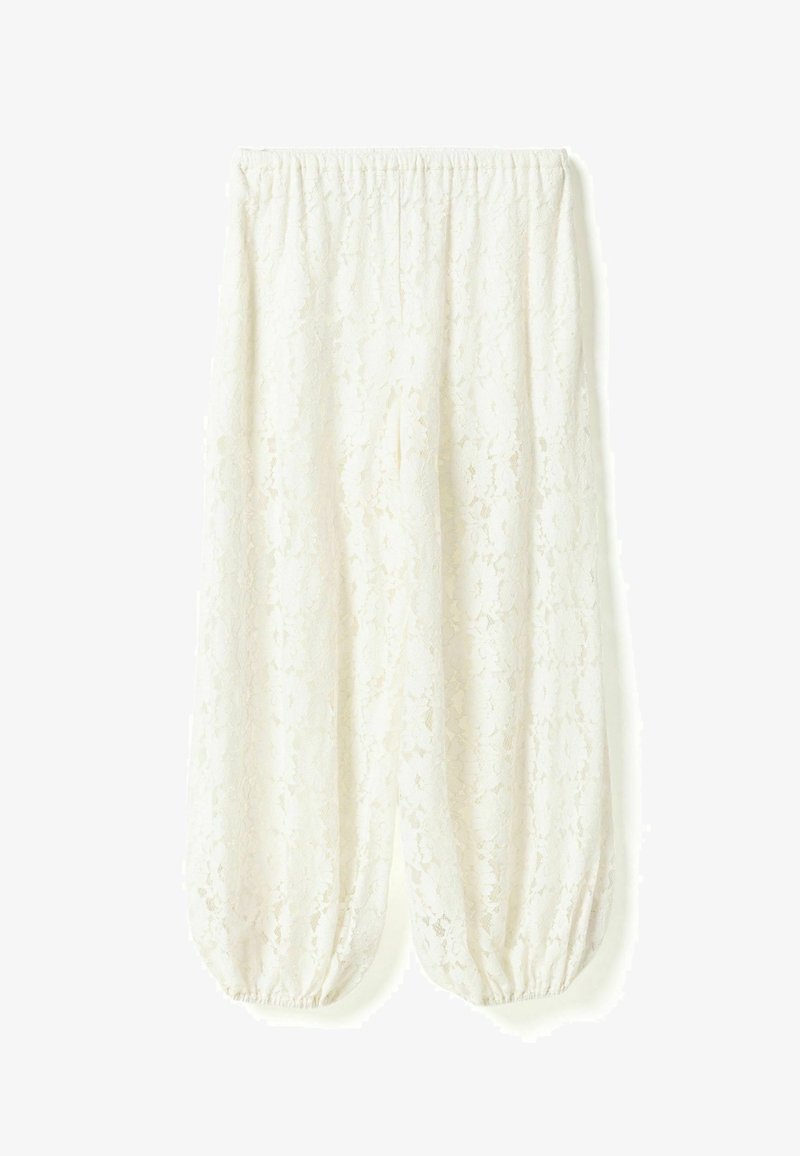 Pantalon ample en dentelle blanche avec taille élastique et poignets élastiques froncés aux chevilles, présenté à plat sur fond blanc.