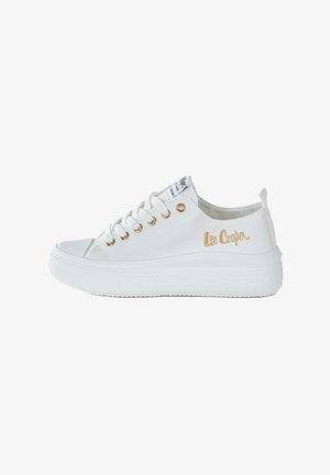 Witte canvas sneakers met gouden oogjes en geborduurd "Lee Cooper" logo. Beschikt over een ronde neus en een textuur rubberen zool.