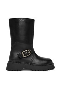 Bota negra de cuero hasta la mitad de la pantorrilla con suela gruesa y con dibujo, y correa con hebilla plateada decorativa alrededor del tobillo.