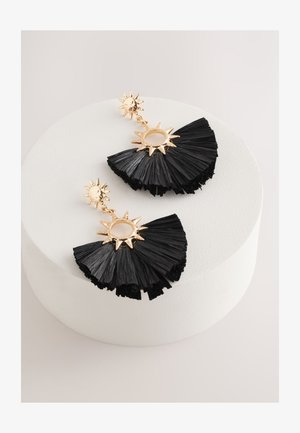 Schwarze, fächerförmige Ohrringe aus strukturiertem Material mit einem goldfarbenen Sonneffekt und einem runden Mittelstück, das an einem Stecker hängt.
