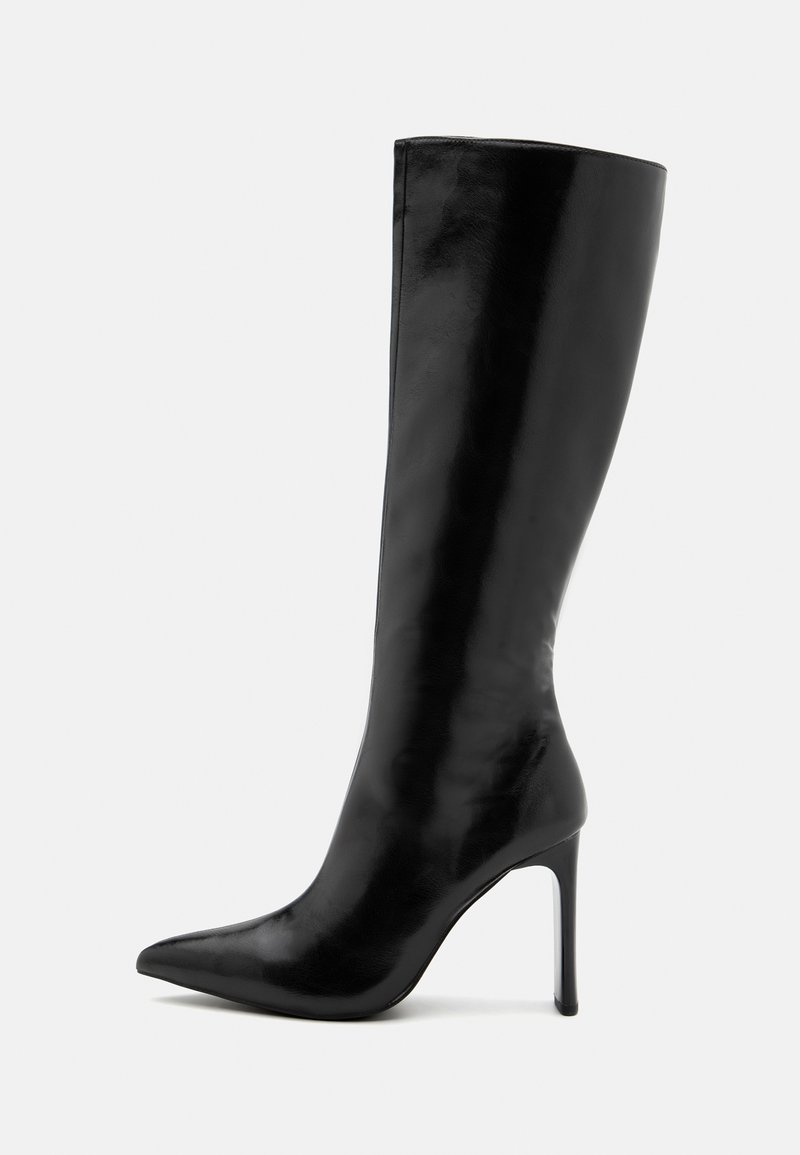 Zwarte knielange laars van glanzend leer, met een puntige neus en een slanke stilettohak. Glad textuur met een minimalistisch ontwerp.