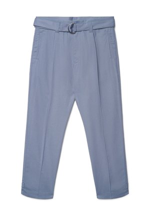 Hellblaue, maßgeschneiderte Hose mit passendem Gürtel mit doppelten Metallringen, Seitentaschen und Details mit Knöchelriemen.