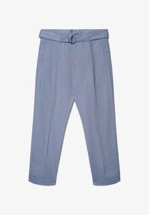 Hellblaue, maßgeschneiderte Hose mit passendem Gürtel mit doppelten Metallringen, Seitentaschen und Details mit Knöchelriemen.