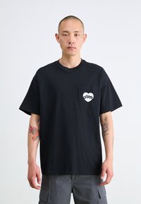 Carhartt WIP AMOUR POCKET - T-shirts med print - black/white