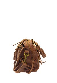 Sac à main en cuir marron avec fermeture éclair, plusieurs poignées, et des éléments en métal doré. Il présente une surface texturée et des franges sur le côté.