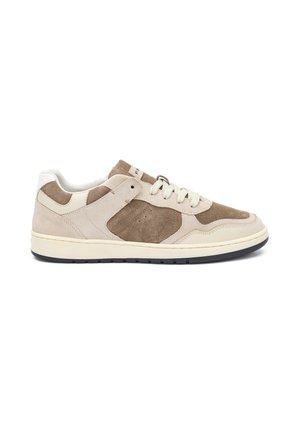 Sneakers in suede e pelle beige e marrone, caratterizzati da una punta rotonda, chiusura con lacci e accenti di pannelli testurizzati con suola in gomma.