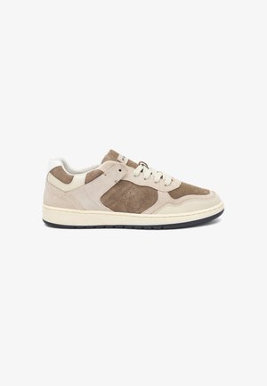 Sneakers in suede e pelle beige e marrone, caratterizzati da una punta rotonda, chiusura con lacci e accenti di pannelli testurizzati con suola in gomma.