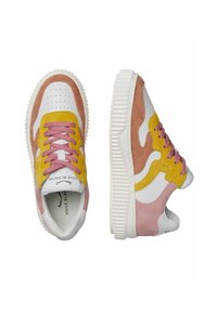 Sneaker colorati con dettagli in pelle bianca, camoscio rosa e giallo, finiture forate e lacci rosa. Suola in gomma bianca spessa.