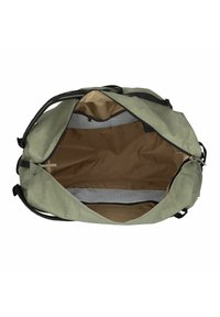 Grande borsa da viaggio in tessuto verde oliva. L'interno presenta una fodera marrone con una tasca in rete. Design resistente con manici e dettagli neri.