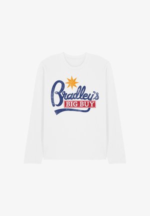 Weißes Langarm-T-Shirt mit einem bunten Grafikdesign: blauer Schreibschrift "Bradley's", roter Blockschrift "BIG BUY" und einem orangen Stern darüber.