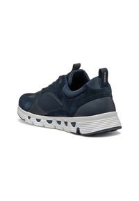 Baskets bleu marine avec tige en daim et cuir lisse, semelle en caoutchouc blanc avec des trous de ventilation, col rembourré et marquage en relief au niveau du talon.