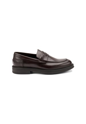 Mocasines de cuero marrón con una textura suave, que presentan un diseño cosido en la punta y una suela baja de goma para mayor comodidad.