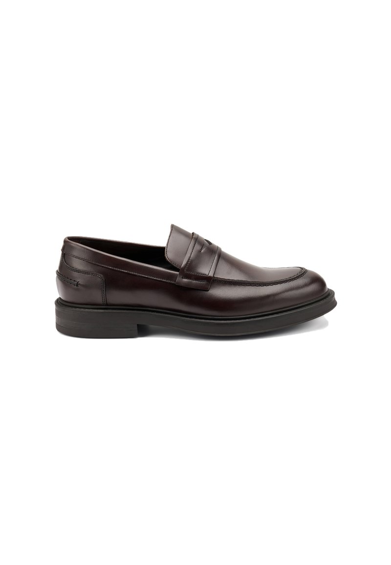 Mocassini in pelle marrone con una texture liscia, caratterizzati da un design cucito sulla punta e una suola in gomma bassa per il massimo comfort.