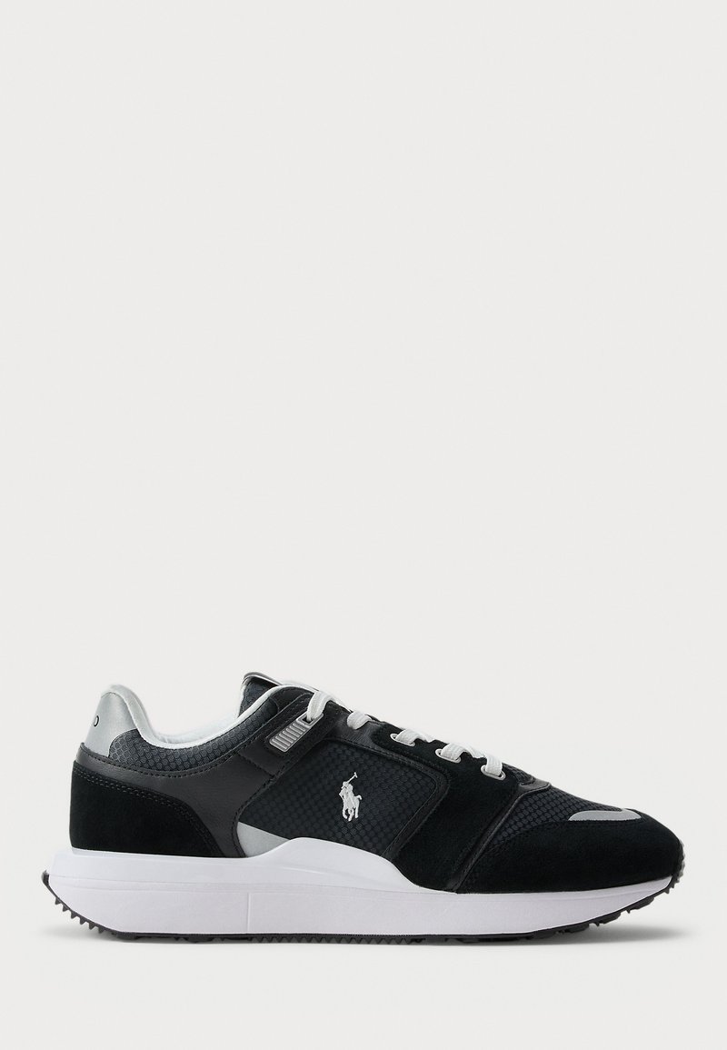 Zwart-wit lage sneaker met bovenwerk van mesh en suede, witte veters, witte zool en een polo speler logo aan de zijkant.