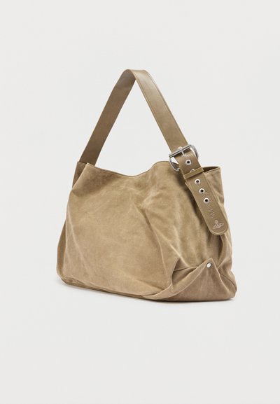 Μαλακή μπεζ τσάντα ώμου από σουέντ με φαρδιά ρυθμιζόμενη λουρίδα που διαθέτει μεταλλική αγκράφα και τρύπες, καθώς και διακριτικό λογότυπο ανάγλυφο στο τέλος του λουριού.