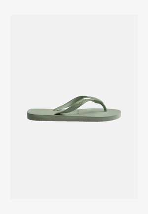 Tongs en caoutchouc vert olive avec semelle texturée et bride en Y de marque sur un fond uni clair.