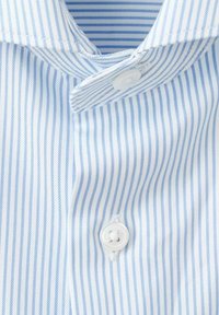 Colletto della camicia a righe blu e bianche con un bottone bianco. Il tessuto presenta una superficie liscia e linee verticali sottili.