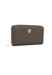 Portafoglio in pelle marrone con una finitura тестurizzata, dettaglio del logo in oro e chiusura con zip. Forma rettangolare compatta per una facile conservazione e accesso.