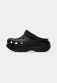 Cloguri negre slip-on cu bretele ajustabile pentru călcâi, parte superioară perforată și talpă groasă, robustă, pentru amortizare și aderență, prezentate pe un fundal alb.