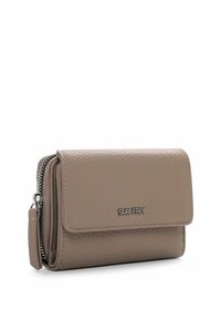 Portafoglio in pelle beige testurizzata con chiusura a pattina, scomparto con zip, dettaglio logo argento e forma rettangolare compatta.