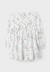 Robe blanche à motif floral avec des manches longues, présentant une taille froncée et un tissu texturé avec des rayures verticales et des fleurs multicolores.
