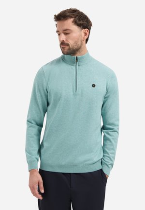 Turquoise kwart-rits pullover van zacht materiaal, met lange mouwen, geribbelde manchetten en een klein logo detail op de borst.