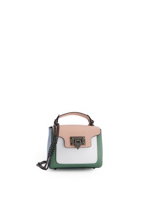 Lille rektangulær håndtaske med pink klap, hvid forlomme, grønne sider, top håndtag og sort kædestrop med sølv lås.