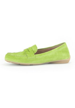 Mocassin en daim vert avec détail en nœud, bout rond et semelle en caoutchouc beige. Texture lisse et design minimaliste, adapté pour un usage décontracté.