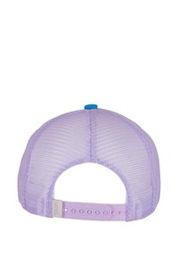 Violeta acsāna beisbola cepure ar plastmasas regulējamu siksniņu un zilu pogu akcentu augšpusē. Iezīmē noapaļotu aizmugures dizainu.