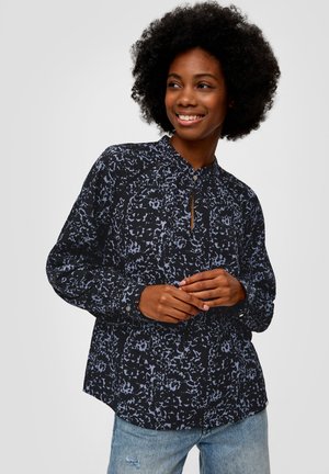 Langärmlige Bluse in Dunkelblau mit einem hellblauen abstrakten Muster, aus weichem Material gefertigt, mit Knopfleiste und lässiger Passform.